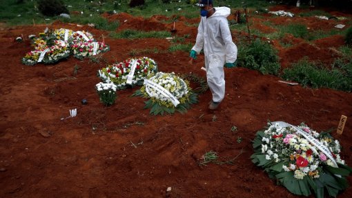 Covid-19: Pandemia já matou mais de 2,57 milhões de pessoas no mundo