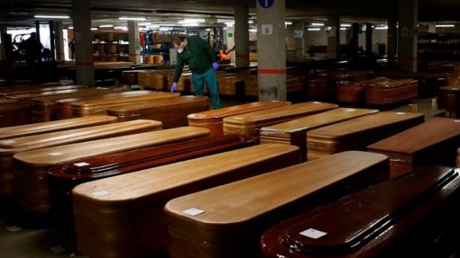 Covid-19: Pandemia matou pelo menos 2,59 milhões de pessoas no mundo