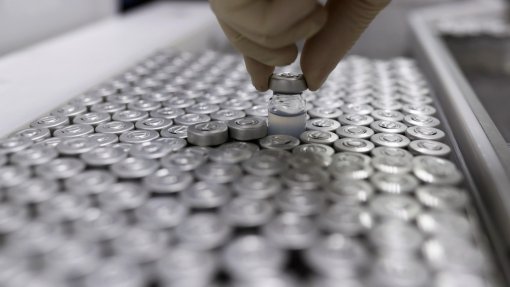Covid-19: Produção de vacinas confronta-se com várias penúrias nos fornecimentos