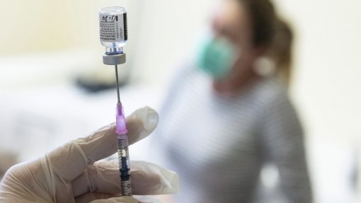 Covid-19: Professores, pessoal não docente e pessoas com trissomia 21 prioritários na vacina
