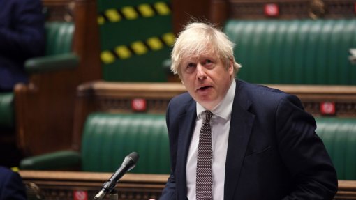 Covid-19: PM britânico desmente UE sobre bloqueio britânico à exportação de vacinas