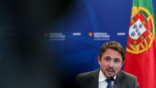 Covid-19: Vacinação e rastreios não são comparáveis, diz Governo sobre as escolas privadas