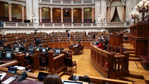 Covid-19: Parlamento autoriza renovação do estado de emergência até 31 de março