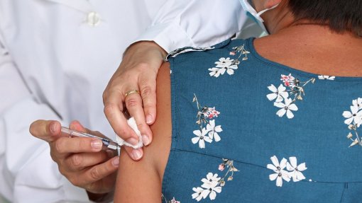 Covid-19: Única injeção de vacinas pode bastar para imunizar pessoas que estiveram infetadas
