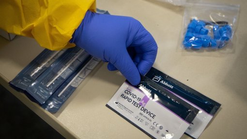 Covid-19: Testes rápidos podem ser adquiridos em farmácias a partir de sábado