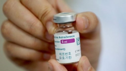 Covid-19: Alergias graves entre os possíveis efeitos secundários da vacina AstraZeneca