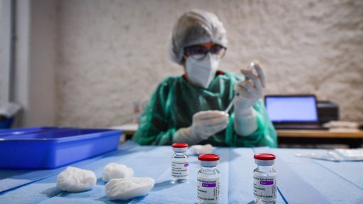 Covid-19: Itália suspende uso de vacinas da AstraZeneca por &quot;precaução&quot;