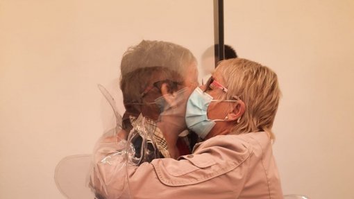 Covid-19: Felgueiras com dispositivo para idosos abraçarem familiares em segurança