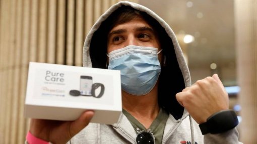Covid-19: Israel controlará com pulseira eletrónica quarentena dos que regressam