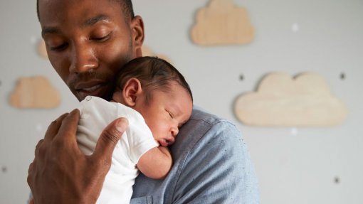 Homens que se preocupam em cuidar dos filhos têm tendência a cuidar mais de si