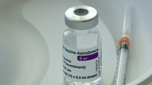 Covid-19: Pneumologistas contra penalização por recusa da vacina da AstraZeneca