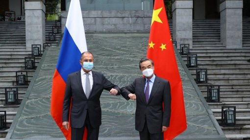Covid-19: Moscovo e Pequim criticam política do Ocidente em matéria de vacinas