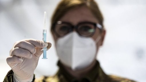 Covid-19: Interpol alerta para compra de vacinas falsas &#039;online&#039;