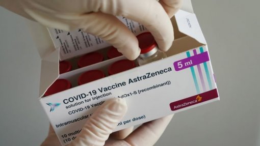Covid-19: Agência europeia reitera segurança da vacina da AstraZeneca e analisa casos de coágulos