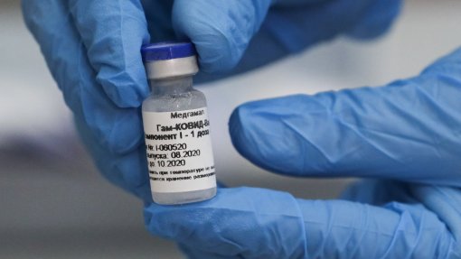 Covid-19: Farmacêutica chinesa vai produzir 60 milhões de doses de vacina russa