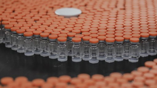 Covid-19: Bruxelas junta 300 empresas de 25 países para acelerar fabrico de vacinas