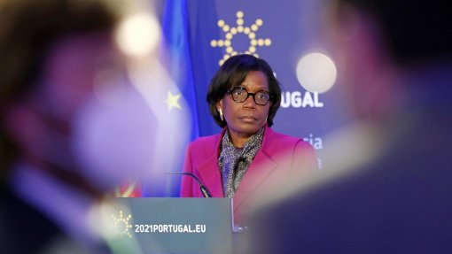 Covid-19: Todos os guardas prisionais do continente estão vacinados - ministra