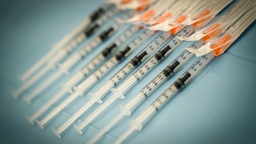 Covid-19: Bruxelas insta países a organizarem vacinação em massa para imunidade em julho