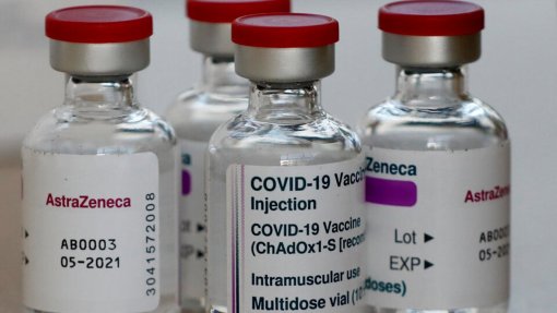 Covid-19: Regulador da UE diz não existirem provas para evitar uso da vacina da AstraZeneca
