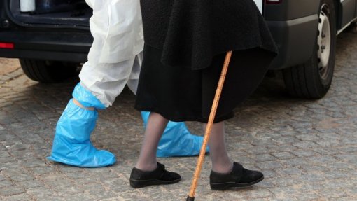 Covid-19: Pandemia é &quot;oportunidade&quot; para replanear cuidados de quem vive em lares - estudo