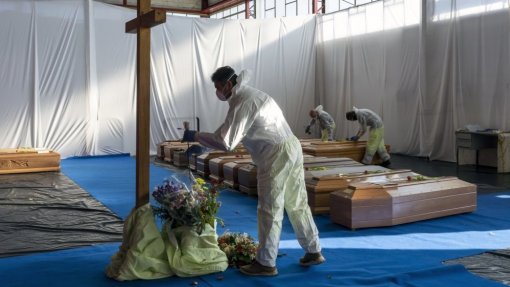 Covid-19: Balanço global indica 2,87 milhões de mortes desde o início da pandemia