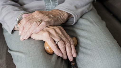 Covid-19: Pelo menos 90% das pessoas em lares e cuidados continuados vacinados com 1.ª dose