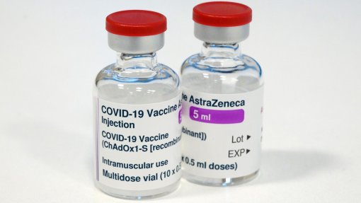 Covid-19: EMA conclui “possível ligação” de vacina da AstraZeneca e coágulos mas insiste em benefícios