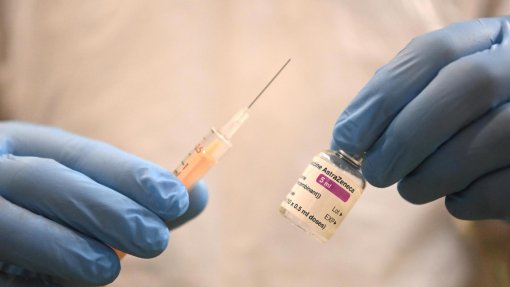 Covid-19: Regulador da UE compara risco de coágulos com vacina da AstraZeneca ao da pílula