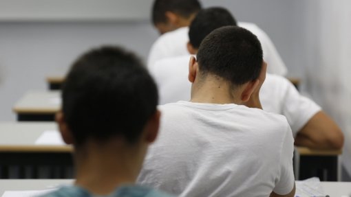 Alunos migrantes são segregados e escolas não fazem tudo para o evitar - estudo