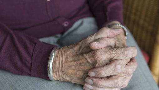 Covid-19: Menor mobilidade de doente de Parkinson faz aumentar quedas e internamentos