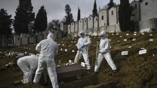 Covid-19: Pandemia já matou pelo menos 2,9 milhões de pessoas em todo o mundo