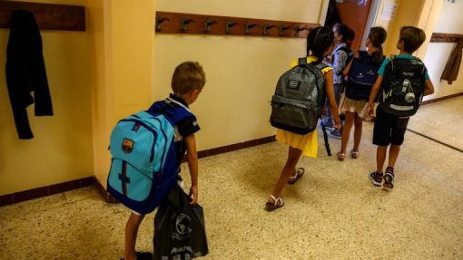 Covid-19: Escolas no Algarve com 13 surtos e 42 turmas em isolamento - autoridades