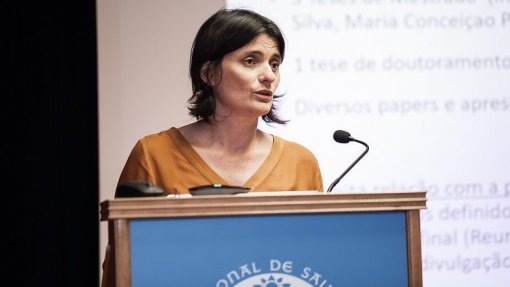 Covid-19: Pessoas reúnem-se mais e sobe dificuldade em adoptar medidas - inquérito