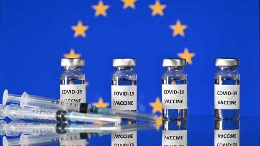 Covid-19: Comissão Europeia mantém “todas as opções em aberto” sobre vacinação na UE