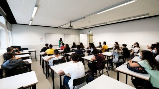 Covid-19: Alunos do secundário e superior regressam às aulas presenciais na segunda-feira