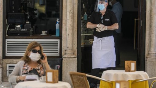 Covid-19: Restaurantes e cafés podem abrir serviço no interior a partir de segunda-feira