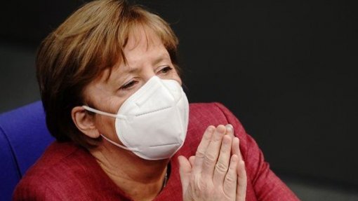 Covid-19: Angela Merkel recebeu uma primeira dose da vacina AstraZeneca