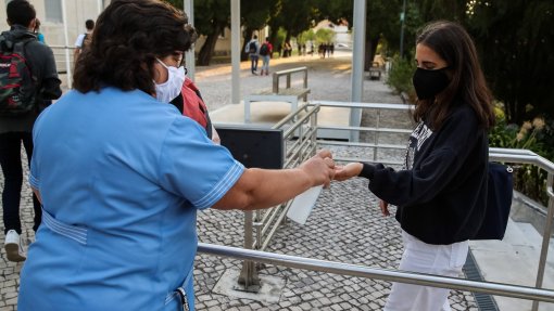 Covid-19: DGS reforça medidas de vigilância junto das escolas e delegados de saúde