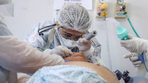 Covid-19: Brasil lançará leilão internacional para medicamentos de intubação
