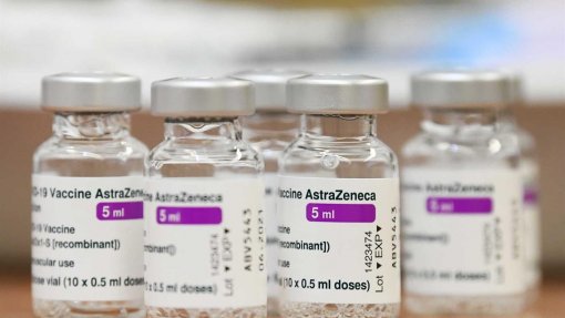 Covid-19: EMA defende administração da segunda dose da vacina da AstraZeneca