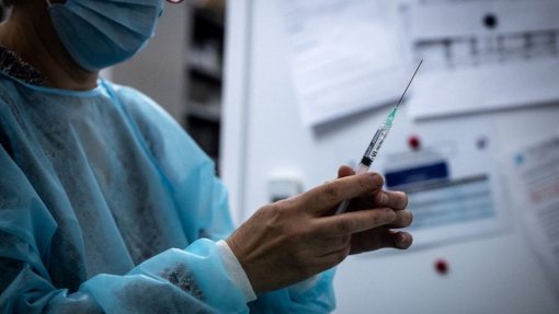 Covid-19: Não há perspetiva de falta de recursos para vacinar 100 mil por dia – ‘task force’