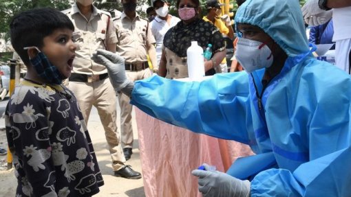 Covid-19: Uma dúzia de países oferecem material à Índia para aliviar crise sanitária
