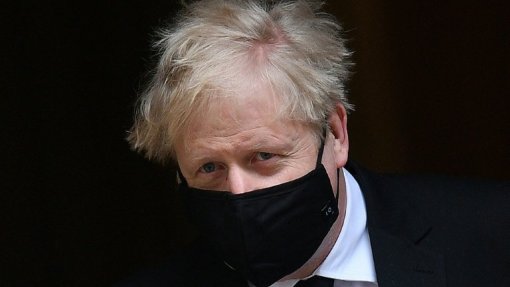 Covid-19: Boris Johnson nega ter dito que preferia “corpos empilhados” do que um novo confinamento