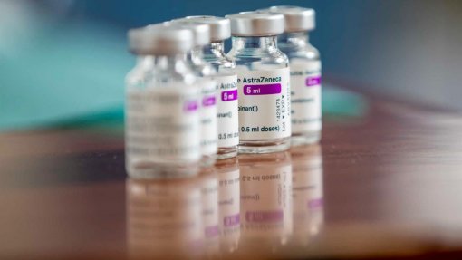 Covid-19: Queixa da UE contra AstraZeneca visa entrega de 300 milhões de vacinas até junho