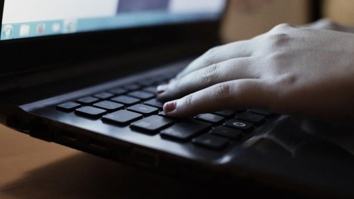 Uso prolongado da internet durante confinamento deixou crianças mais expostas a crimes sexuais - APAV