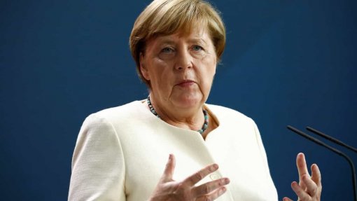 Merkel pede à China “transparência” e “reconhecimento” de vacinas contra covid-19