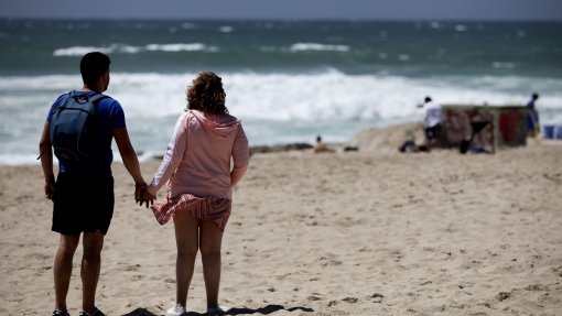 Covid-19: Governo mantém regras de acesso às praias