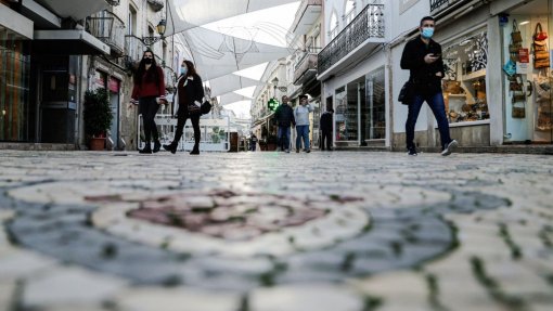 Covid-19: Índice de transmissibilidade (Rt) e incidência descem em Portugal