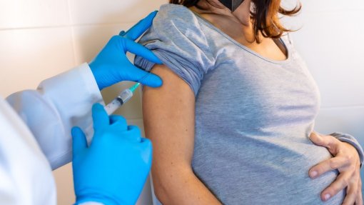 Covid-19: Brasil recomenda suspensão da vacinação com AstraZeneca em grávidas