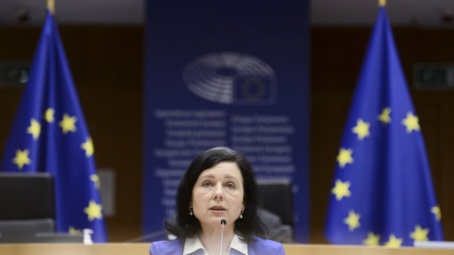 Fake News: Bruxelas quer utilizadores a rotularem informação “problemática” nas redes sociais